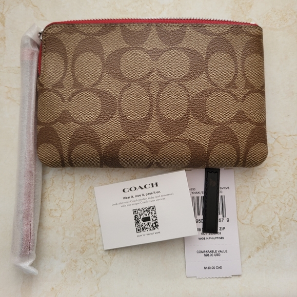 NWT! 🥳HOST PICK🥳 Coach Strawberry 🍓 Print Wristlet! - Picture 4 of 8